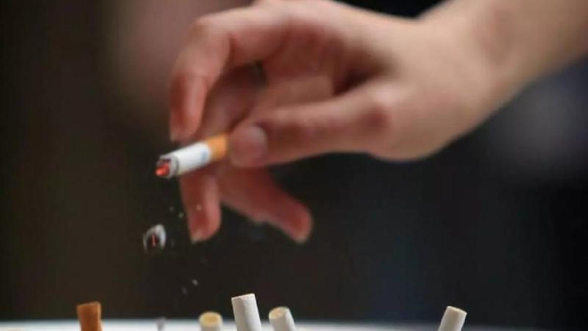 Una persona fuma un cigarro.