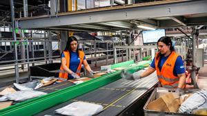 Personal trabajando en la última separacion de paquetes