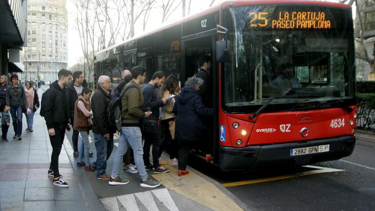 Usuarios del autobús urbano de Zaragoza.