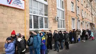 Miles de rusos participan en la protesta de la oposición para votar contra Putin dentro y fuera del país