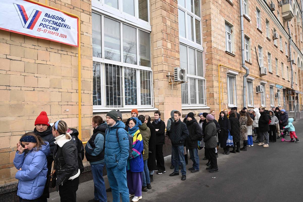 Cola de votantes en un colegio electoral de Moscú, este domingo a mediodía.
