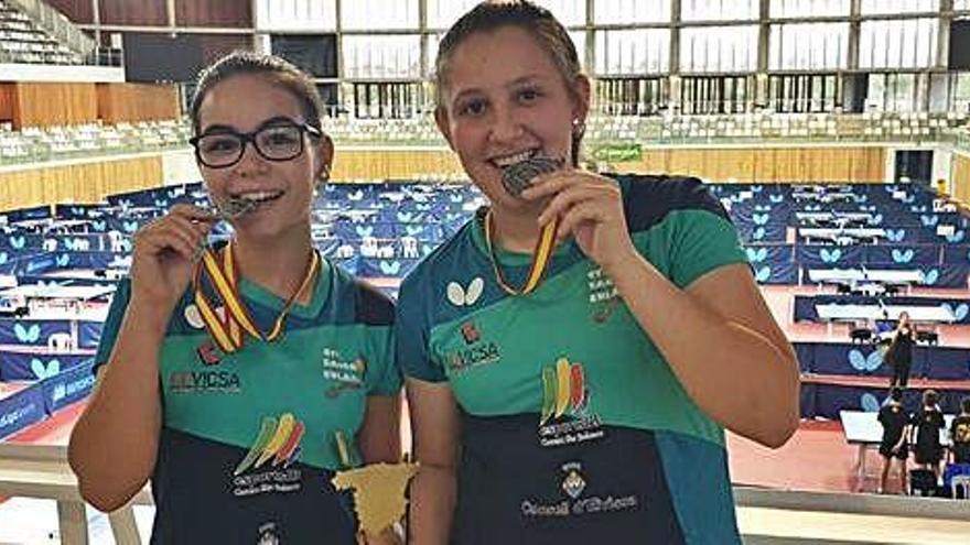 Lorena Gil y Natalia Miramontes posan con sus medallas de plata.