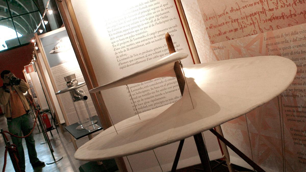 Representación del tornillo aéreo de Da Vinci en una exposición.