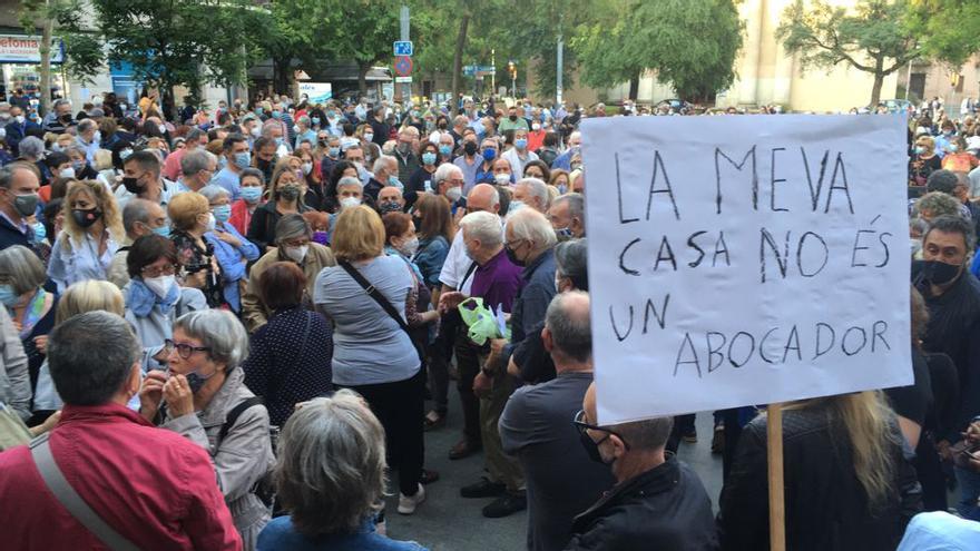 Concentración en Sant Andreu contra el nuevo sistema de recogida de basuras en el barrio.