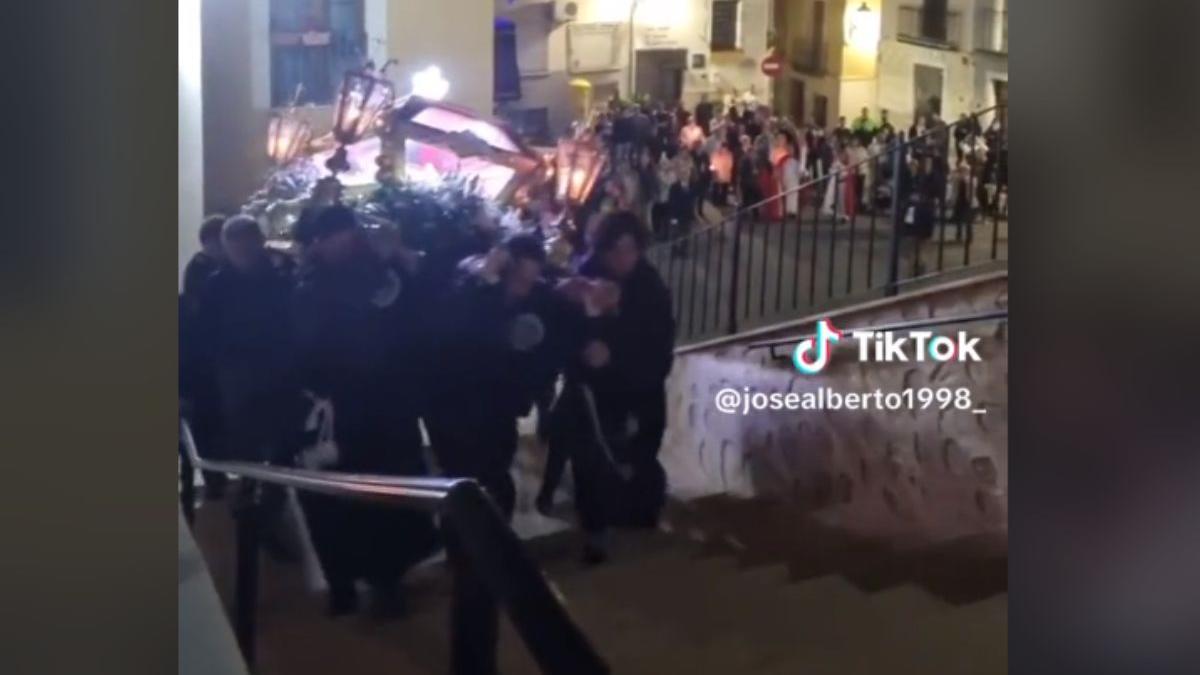 Suben las escaleras corriendo, con el ataud a cuestas en Murcia y se hacen virales