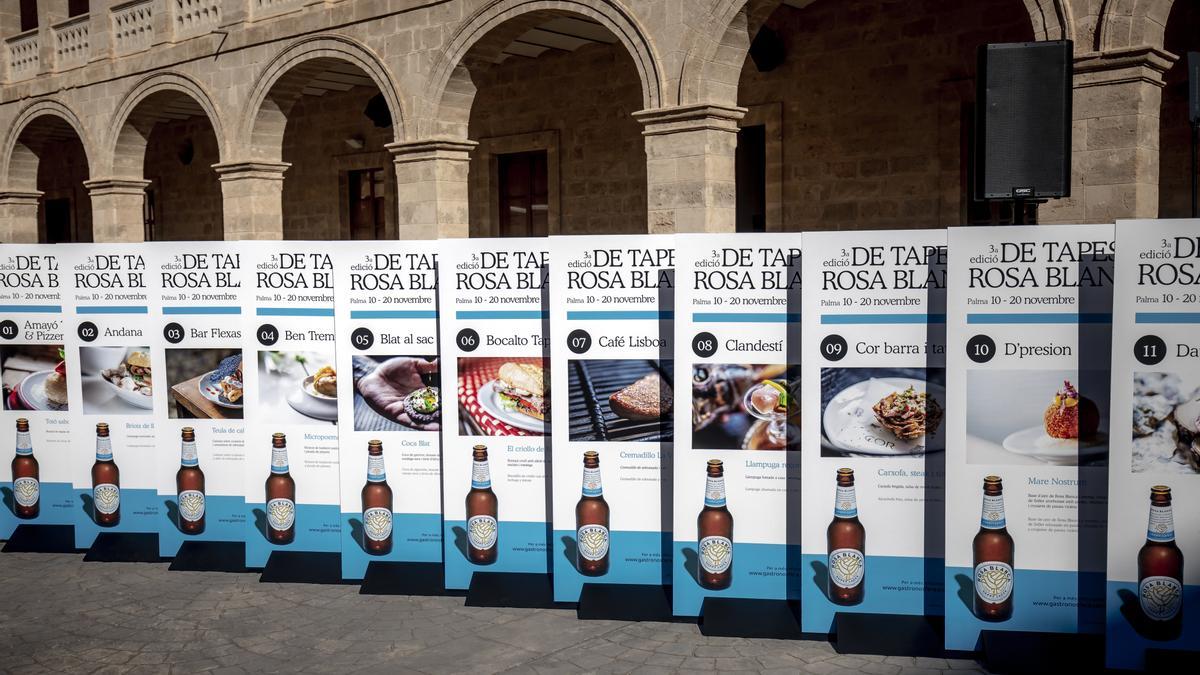 Paneles con parte de los establecimientos que se han sumado a esta ruta.