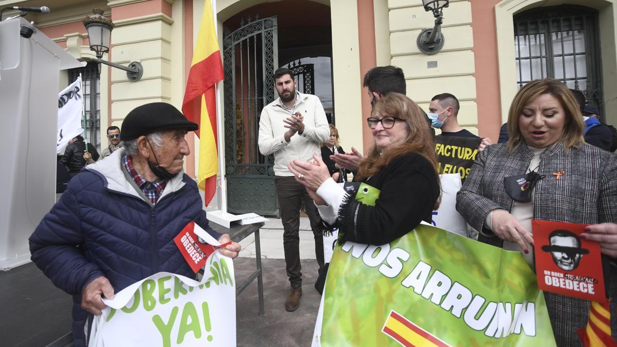 Unas 200 personas acudieron a la llamada de Vox