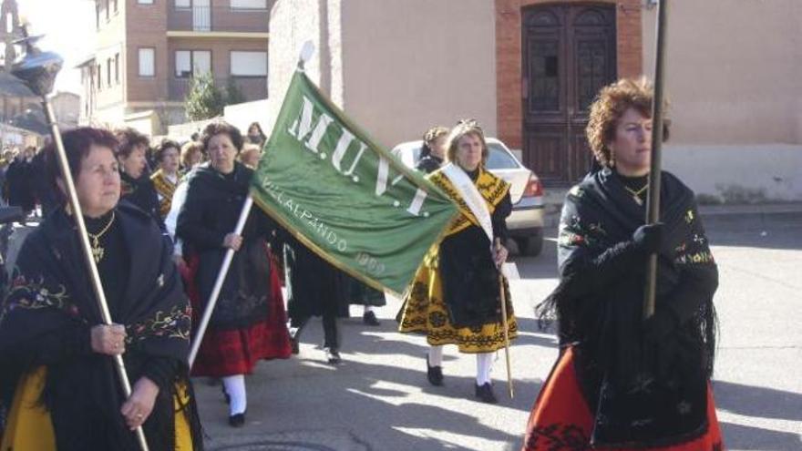 Procesión por las calles de las mujeres villalpandinas.