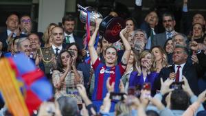 La reina Letizia hace entrega a la capitana del Barcelona Alexia Putellas del trofeo de campeonas tras su victoria ante la Real Sociedad en la final de la Copa de la Reina de fútbol