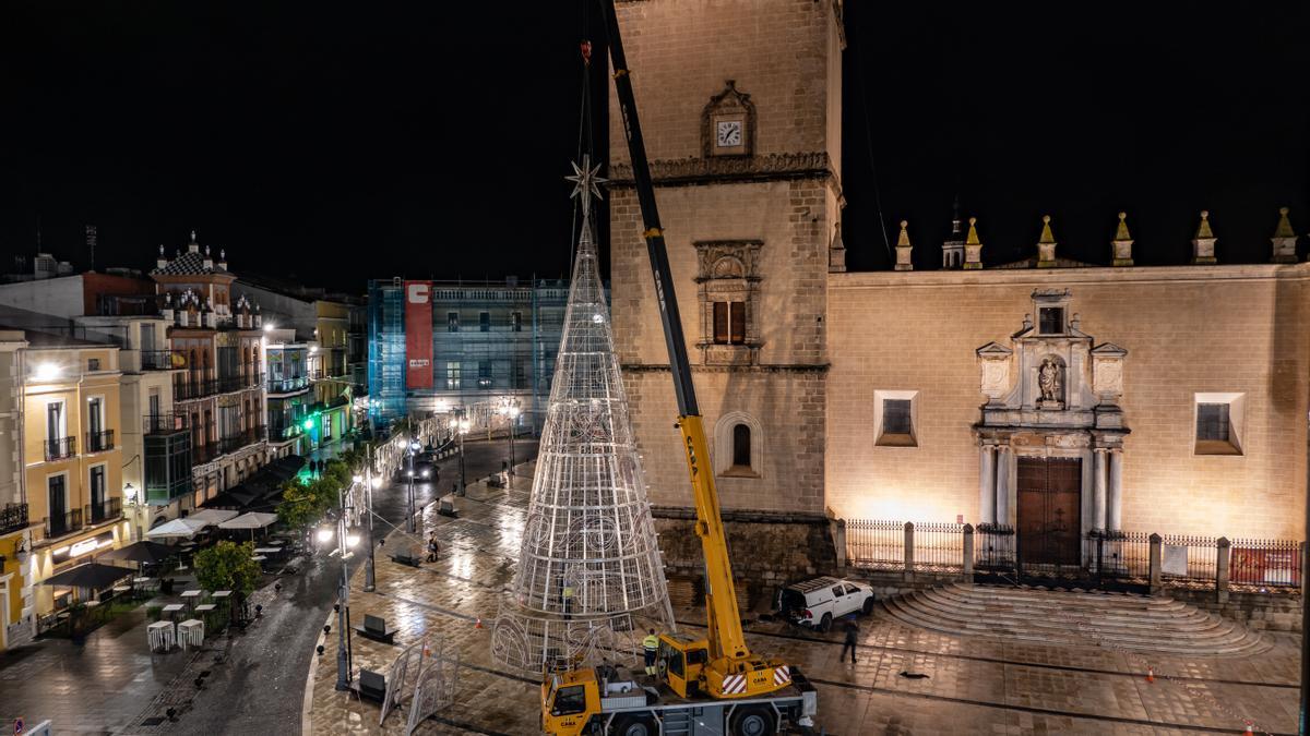 El gran árbol navideño en forma de cono se instaló ayer en la plaza de España.
