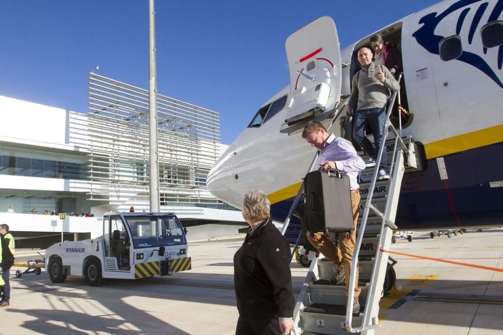 Llegada del primer avión al aeropuerto de Corvera