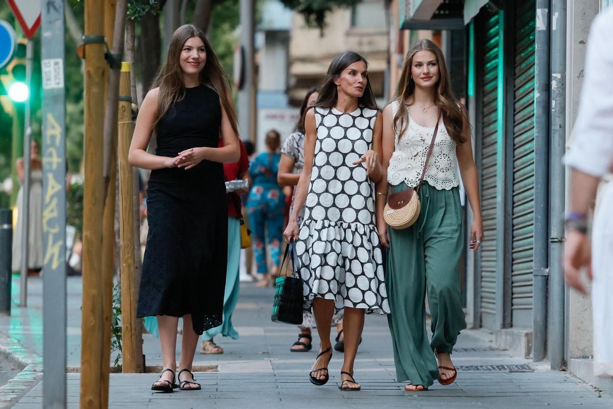 Otra salida de la reina Letizia junto a sus hijas en Palma.