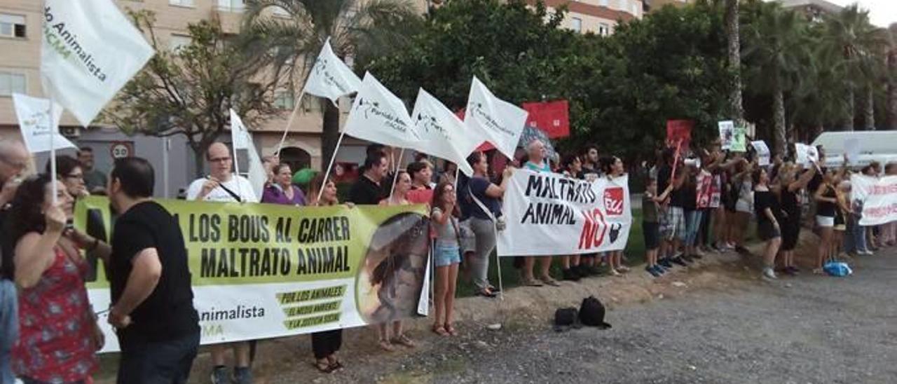 Antitaurinos y partidos políticos protestan frente a la plaza de toros