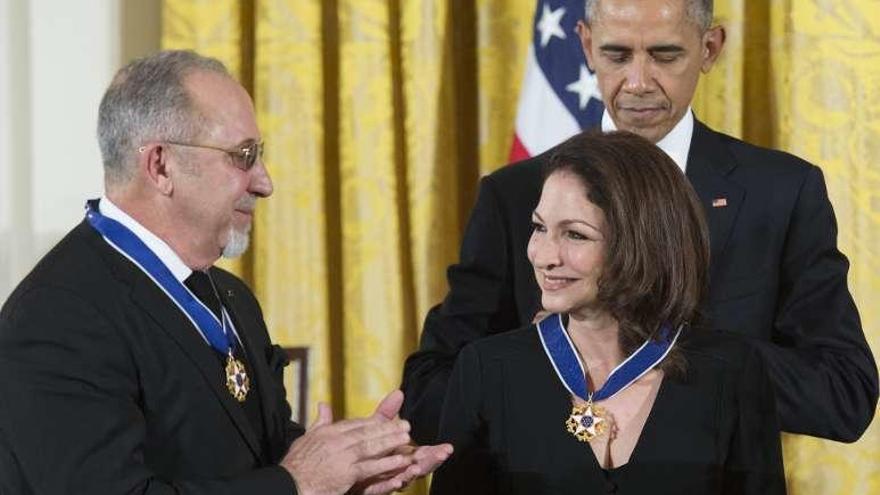 Gloria y Emilio Estefan, ayer, con Obama.