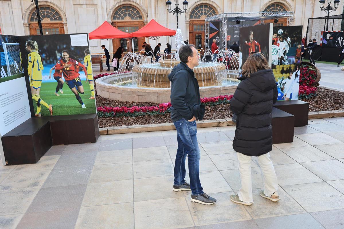 Galería | La final de la Supercopa ya se siente en la Fan Zone de la Plaza Mayor de Castelló