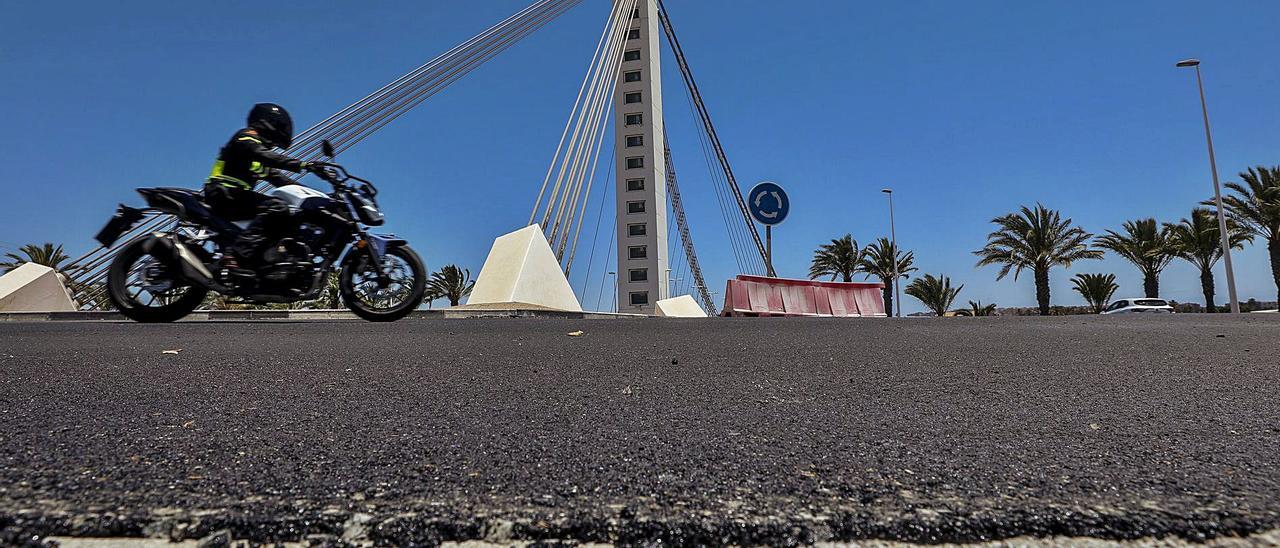 El puente del Bimil·lenari continúa bajo supervisión para detectar el porqué se deforma la rotonda.