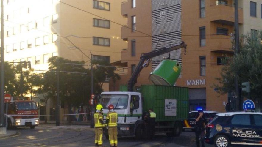 El camión enganchado en la catenaria.