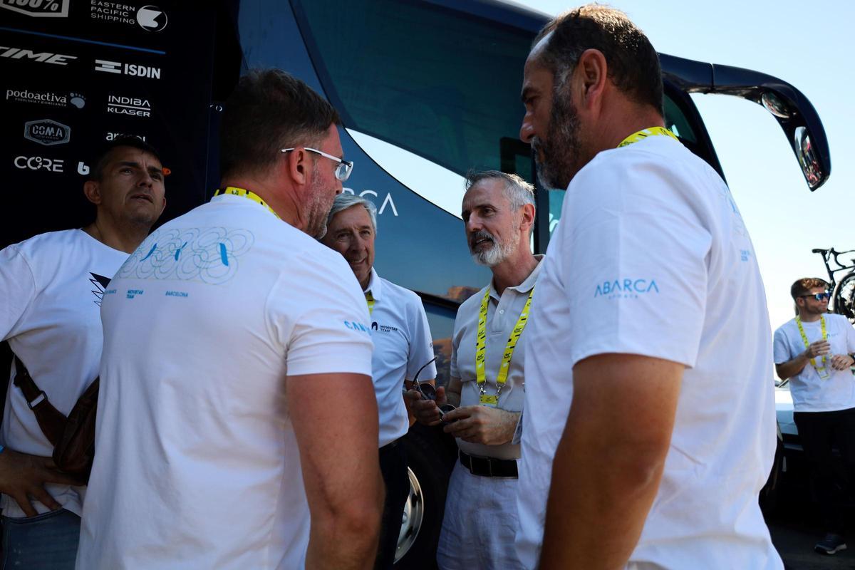 El presidente de Telefónica, Marc Murtra, junto al Movistar Team y su director, Eusebio Unzué, en la salida del Tour de Francia en el Parc del Fòrum de Barcelona.