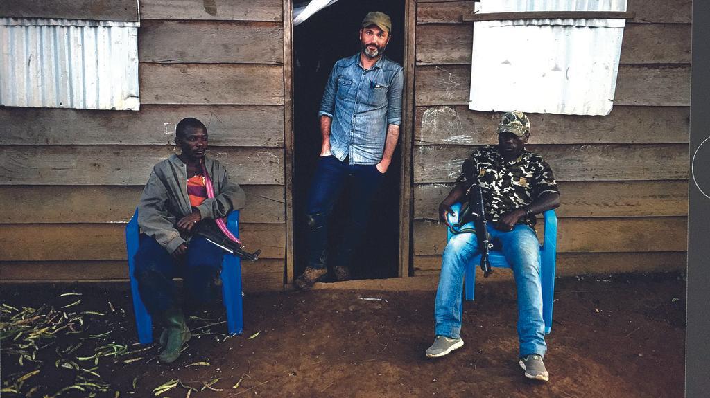 Xavier, entre dos rebeldes del MAC (Movimiento de Acción por el Cambio) en las montañas del este del país.