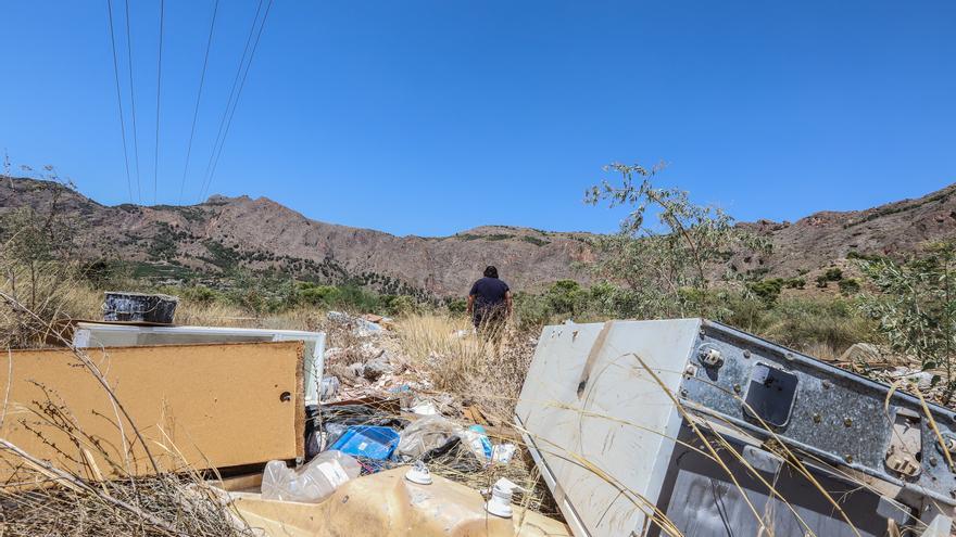 Un cementerio de enseres, escombros y basura en Orihuela