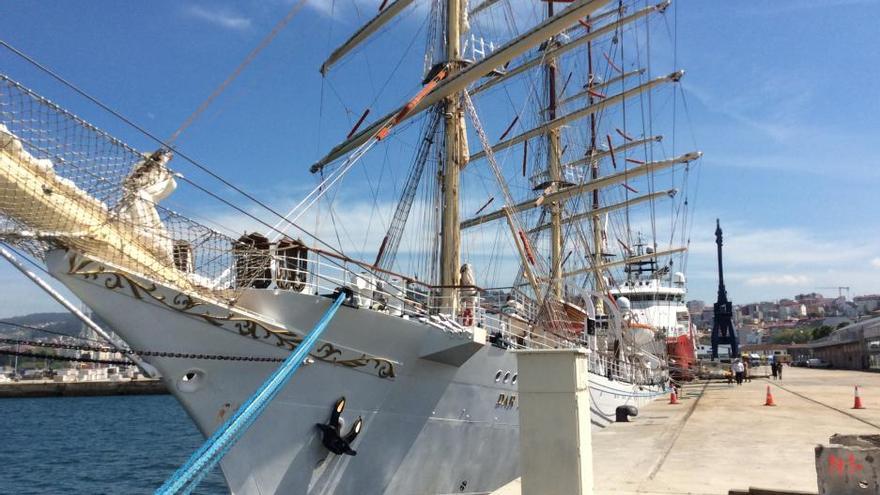 Embarcamos en el majestuoso "Dar Mlodziecy", el buque escuela polaco que descansa en Vigo