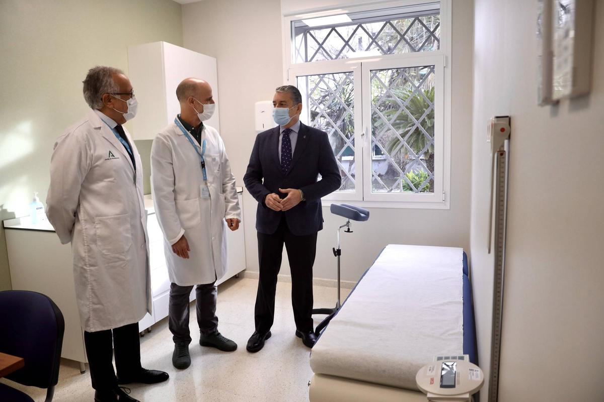 En concreto, según ha detallado el consejero, se han incorporado dos facultativos especialistas de área, tres enfermeras especialistas en Salud Mental, seis enfermeros, un terapeuta ocupacional, seis TCAE (técnicos en cuidados auxiliares de enfermería) y seis celadores conductores, que supondrán un gasto anual de 1,2 millones de euros. En cuanto a la obra de adecuación, ha supuesto una inversión de casi medio millón.   Edificio Guadalmedina La unidad se ha integrado en el edificio Guadalmedina, que ya acoge la Unidad de Trastorno de la Conducta Alimentaria (UTCA), así como los hospitales de día de TCA y de Salud Mental Infanto-Juvenil. De esta manera, el centro suma 77 profesionales dedicados a la atención de la salud mental de niños y adolescentes. “Ahora completamos este servicio con esta unidad de hospitalización breve adolescente”, ha destacado Sanz, que ha explicado que esta unidad permitirá que “los menores de entre 14 y 17 años puedan ser hospitalizados y reciban una atención especializada cuando sufran una crisis por un trastorno mental moderado o grave en el menor tiempo posible”.