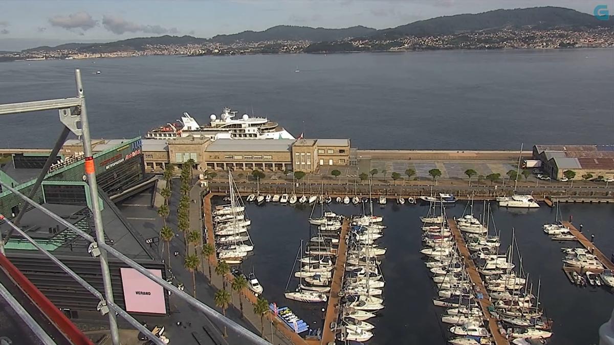 Vista del «Greg Mortimer» atracado hoy en el puerto de Vigo.