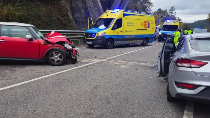 Tres mujeres heridas graves en una colisión frontal de dos coches en la variante de Caldas