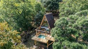 Vista aérea de una cabaña con piscina integrada.