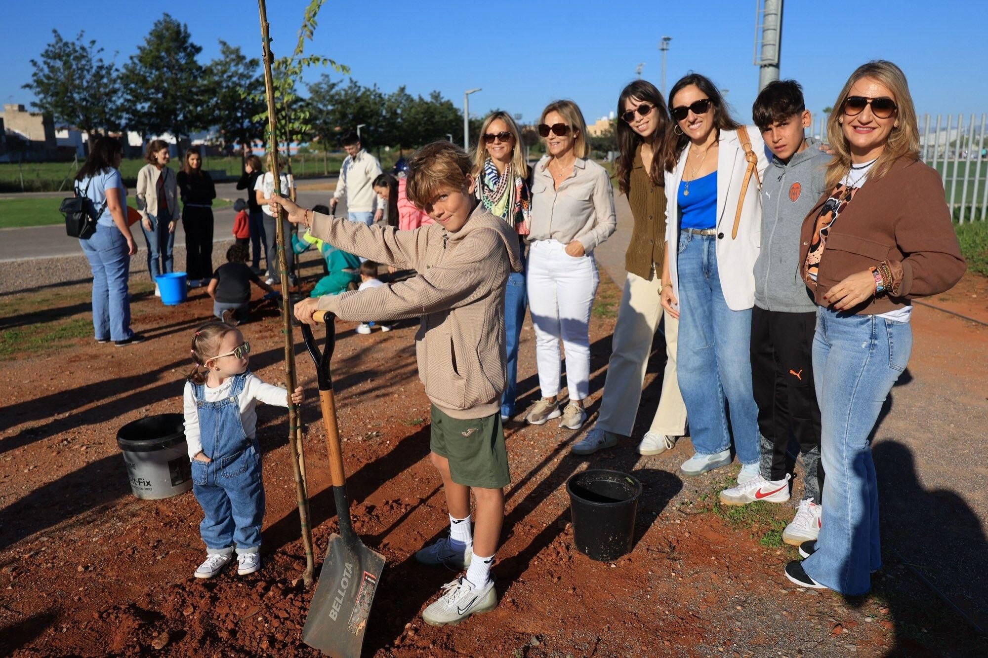  Éxito de la plantación de árboles por parte de personal y familias de Pamesa Grupo Empresarial en la Ciutat Esportiva Municipal de Vila-real que ha tenido lugar en la mañana. de este sábado La acción, que forma parte de la Responsabilidad Social Corporativa del grupo, está incluida en la programación del 20.º Mes de la Sostenibilidad de la Concejalía de Medio Ambiente.