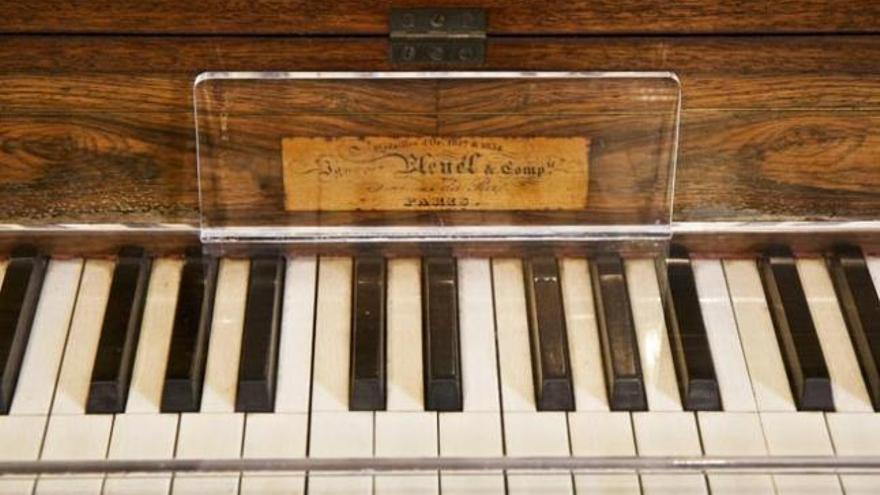 El piano vertical Pleyel de Chopin está en la Celda 4.