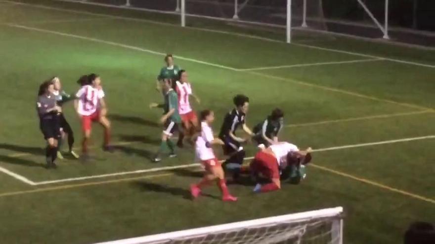 Tangana en un partido de fútbol femenino