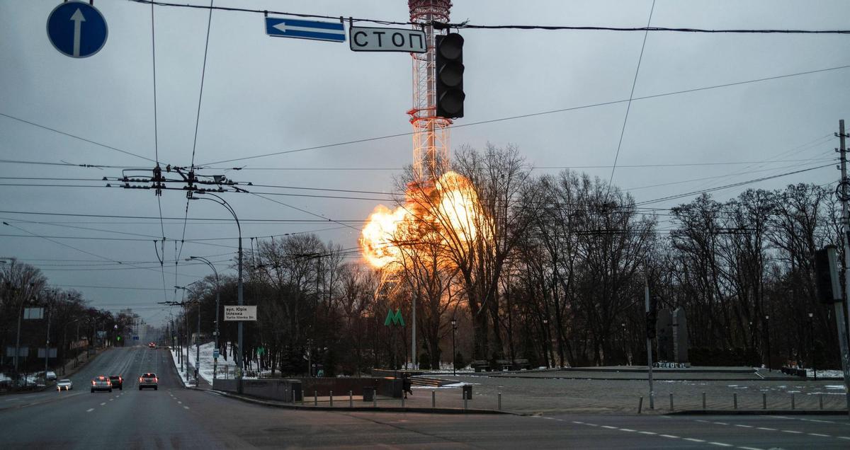 Bombardeo de la antena de televisión de Kiev por parte del Ejército ruso.