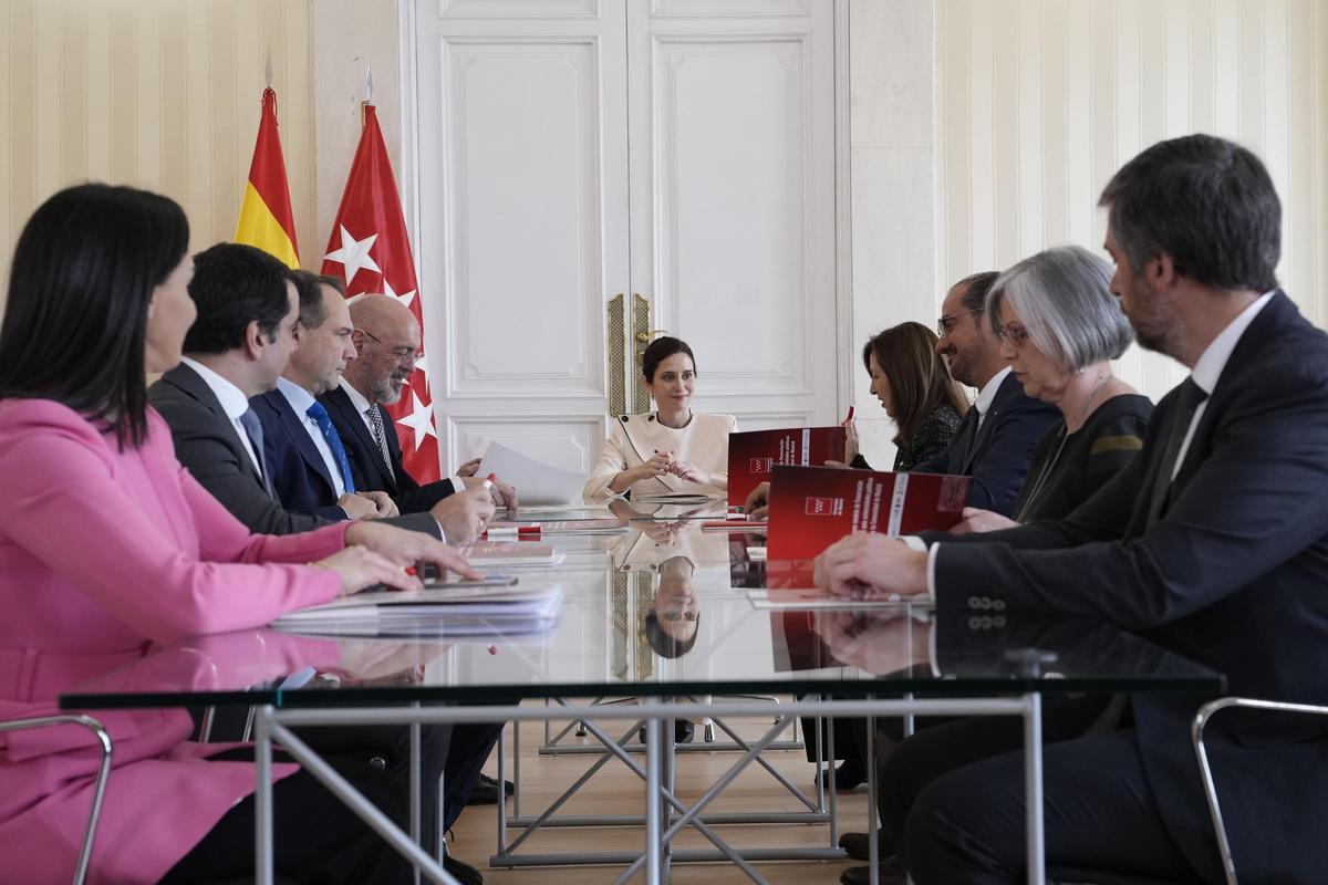 La presidenta de la Comunidad de Madrid, Isabel Díaz Ayuso, durante la firma del acuerdo de financiación con los rectores de las universidades públicas madrileñas.