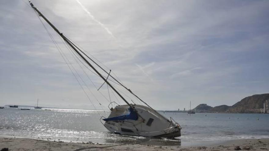 Velero varado en la Albufereta