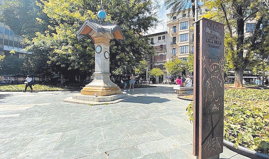 Grafitis en la escultura metálica cercana al barómetro.