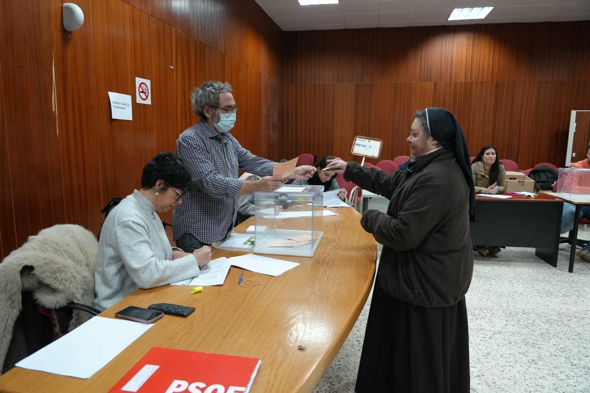 Una religiosa del Monasterio de Santa Ana vota en el colegio electoral ubicado en la Concejalía de Recursos Humanos.