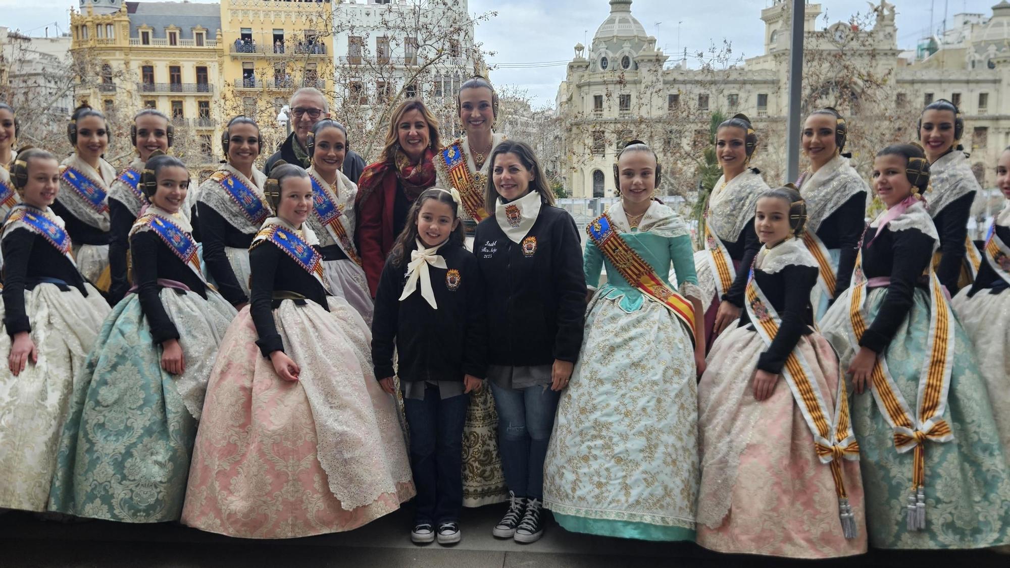 Porque las falleras mayores de la población les tocaba subir al balcón