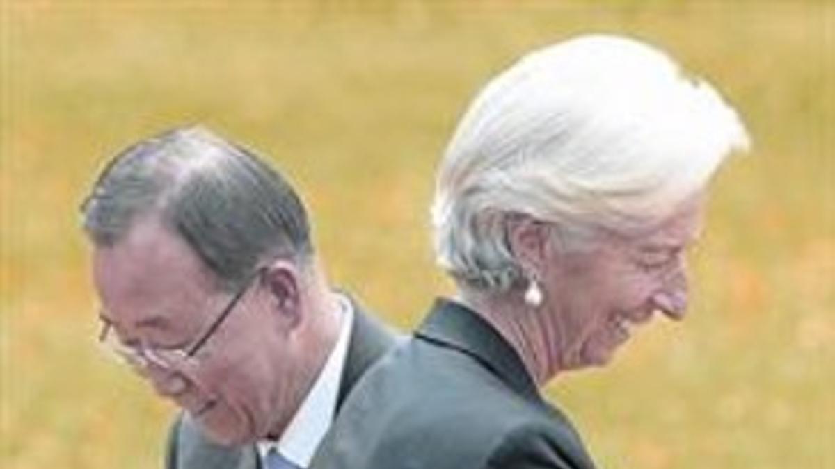 La directora del FMI, Christine Lagarde, con el secretario general de la ONU, Ban Ki-moon, ayer en Alemania.