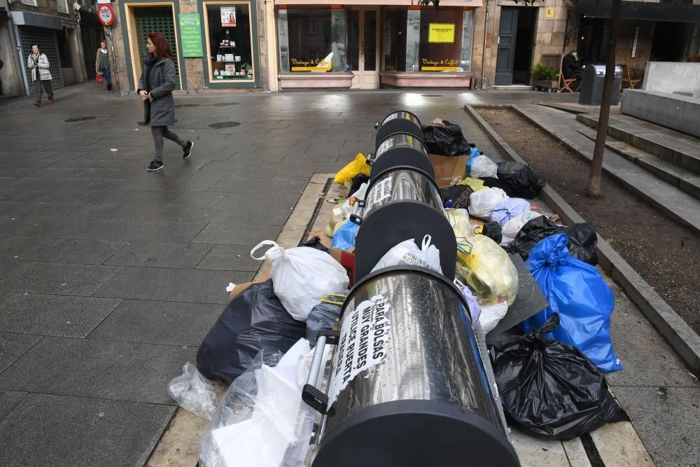 Basura sin recoger en las calles de A Coruña