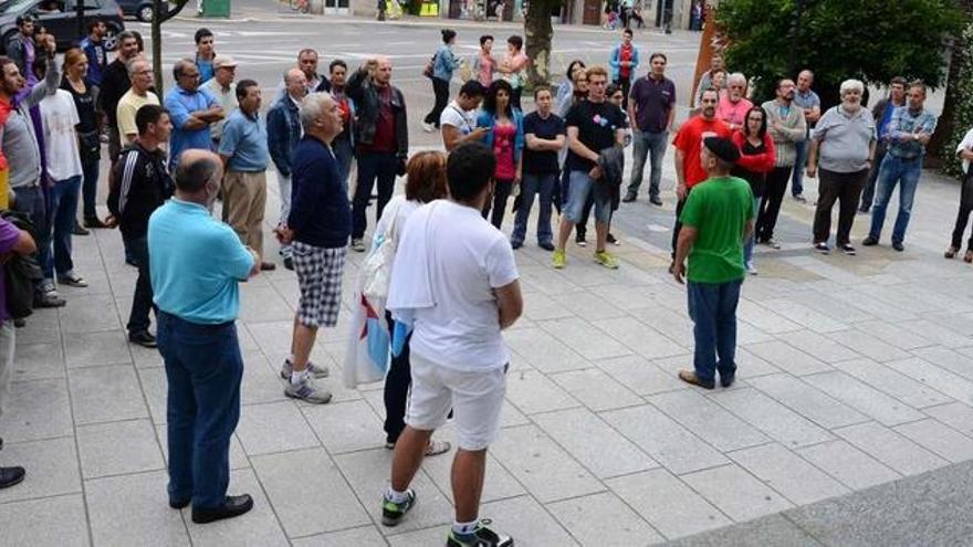 Un momento de la concentración de ayer del BNG a favor de la república, delante del Concello de Cangas.