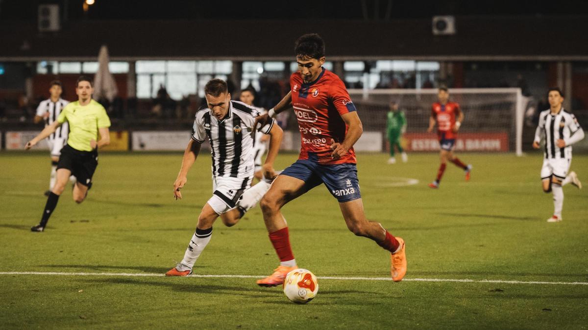 El joven central juvenil Danie Zareck presiona a un atacante del Olot.