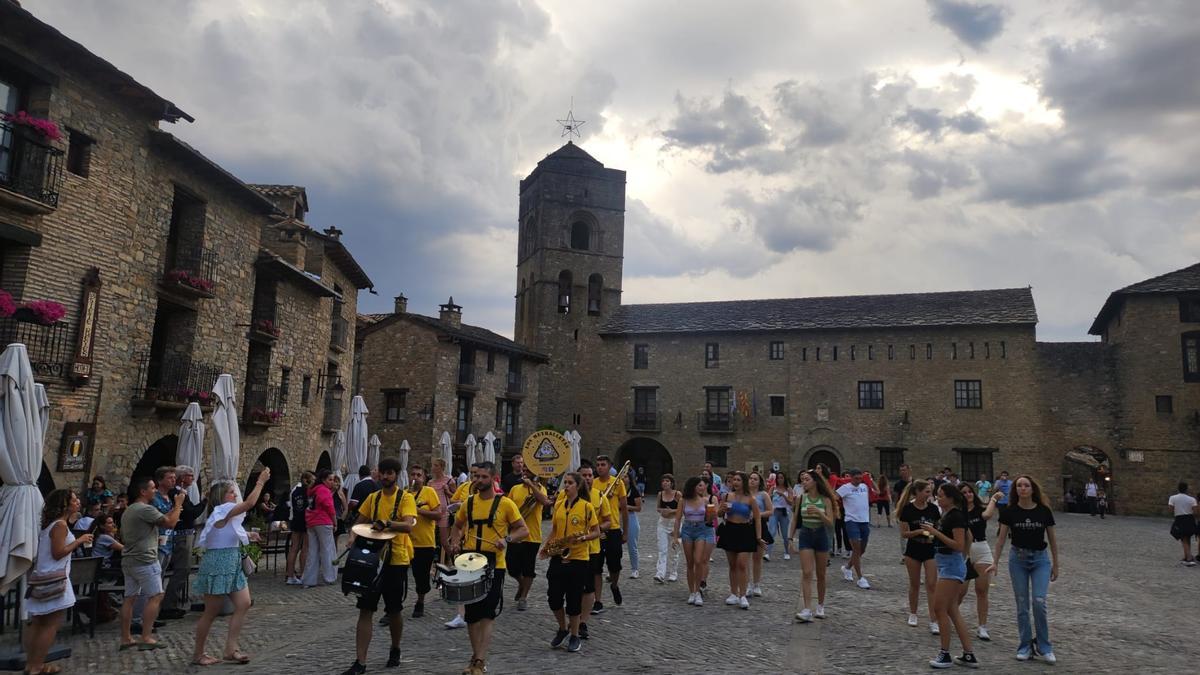 Una charanga anima el ambiente en la plaza Mayor de Aínsa, este verano.