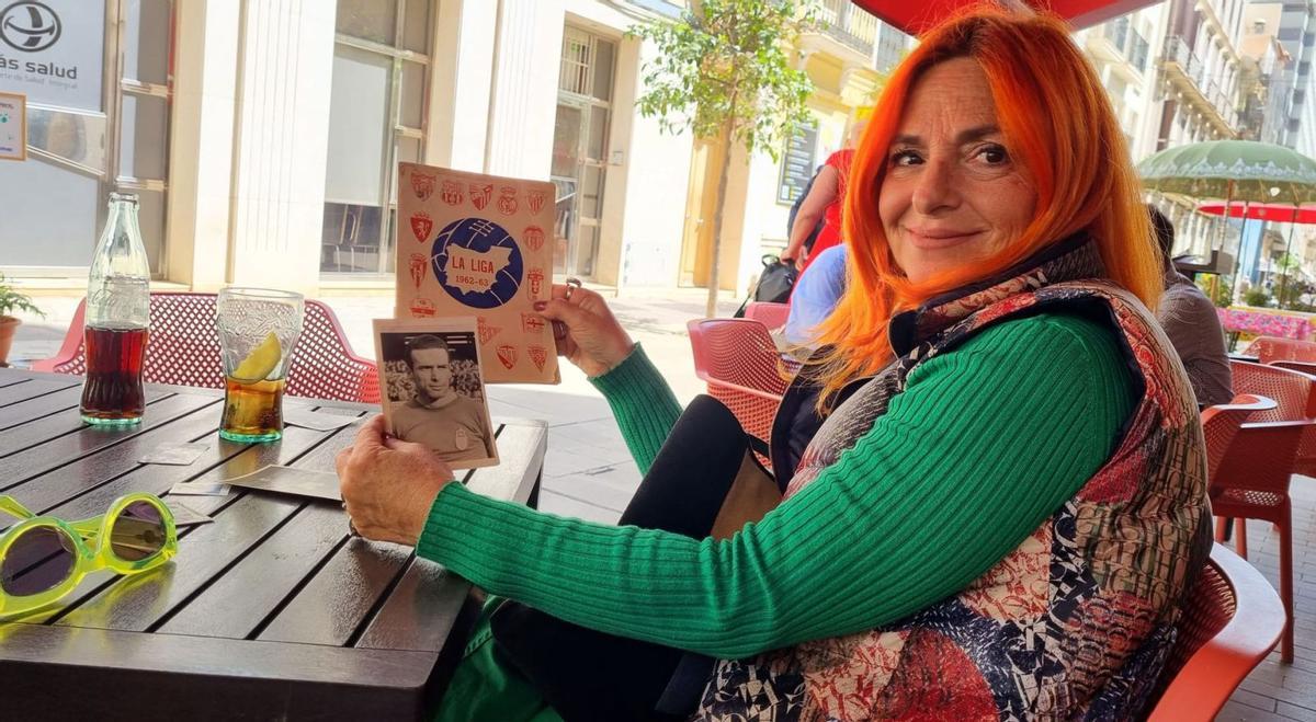 Rosana Sande, ayer en Málaga con una foto de su padre de jugador y un folleto promocional de la Liga 62-63. | X. F.