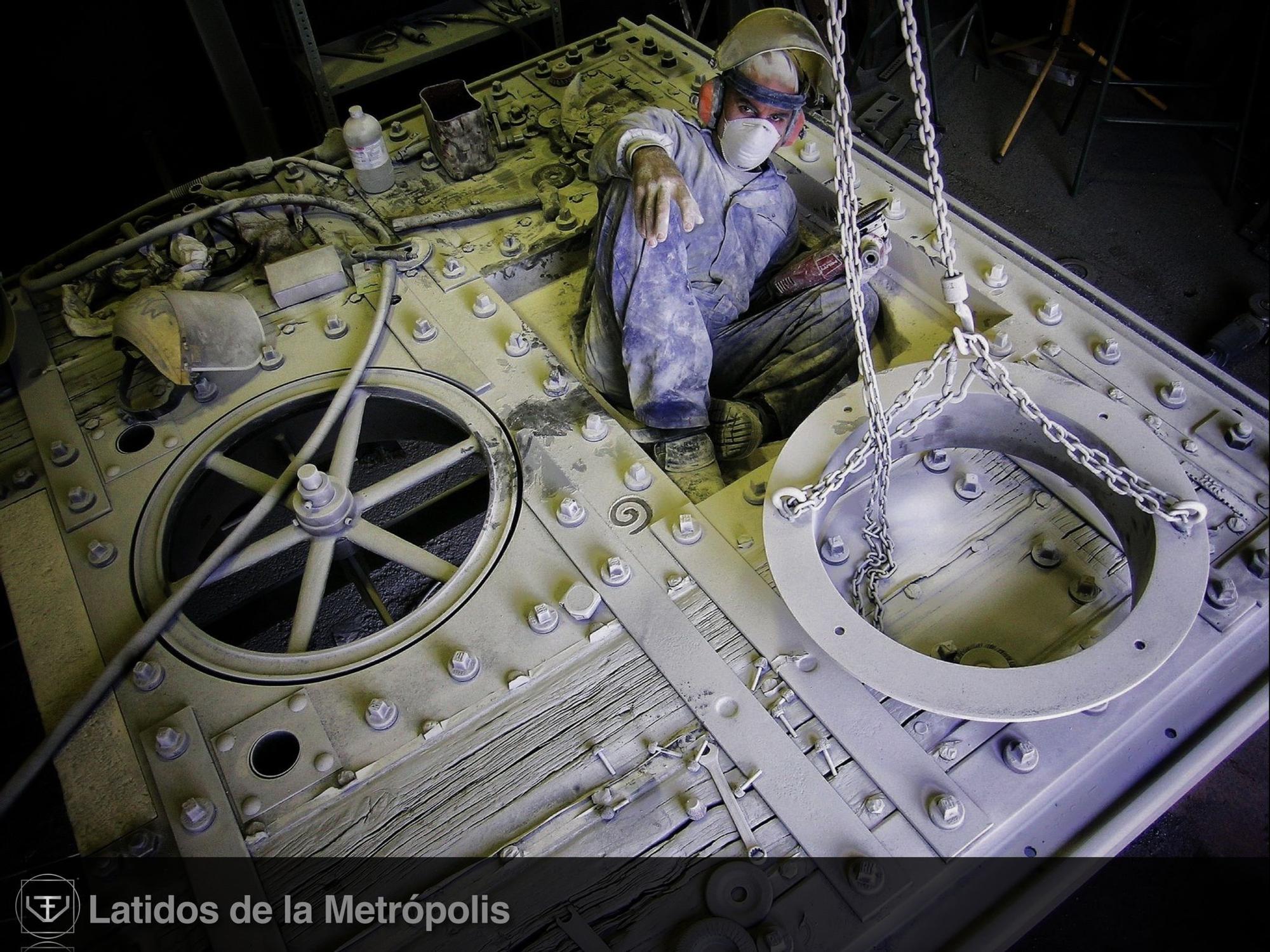 El artista, en pleno proceso de elaboración de la gran escultura