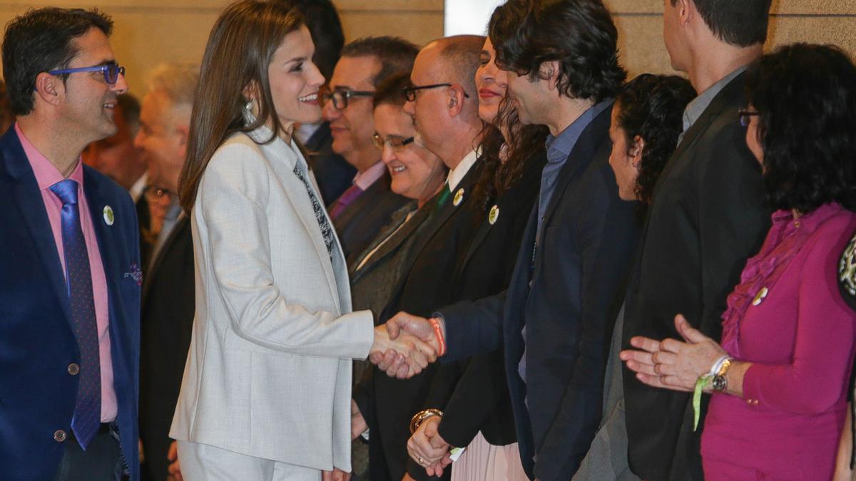 Letizia Ortiz con traje gris de Hugo Boss en Madrid