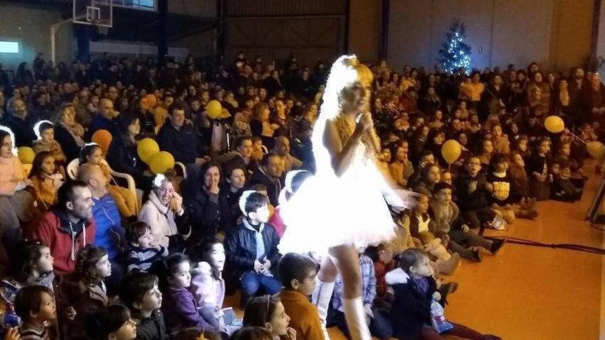 Un momento del multitudinario &quot;Show de Susana&quot; en el polideportivo coañés.