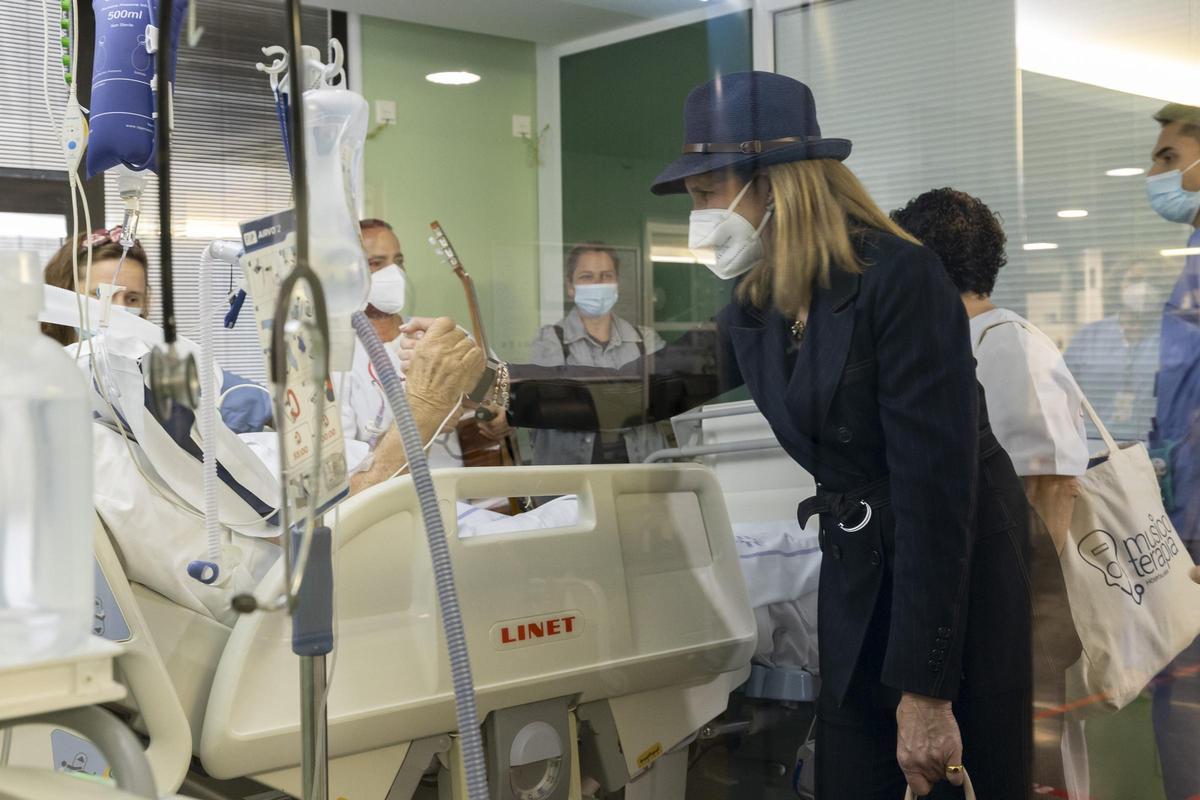 La infanta Elena en su visita al Hospital Insular-Materno Infantil.