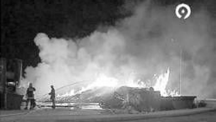 Un incendio en una nave de palets en Betxí y otro en Vila-real movilizan a los bomberos de Nules