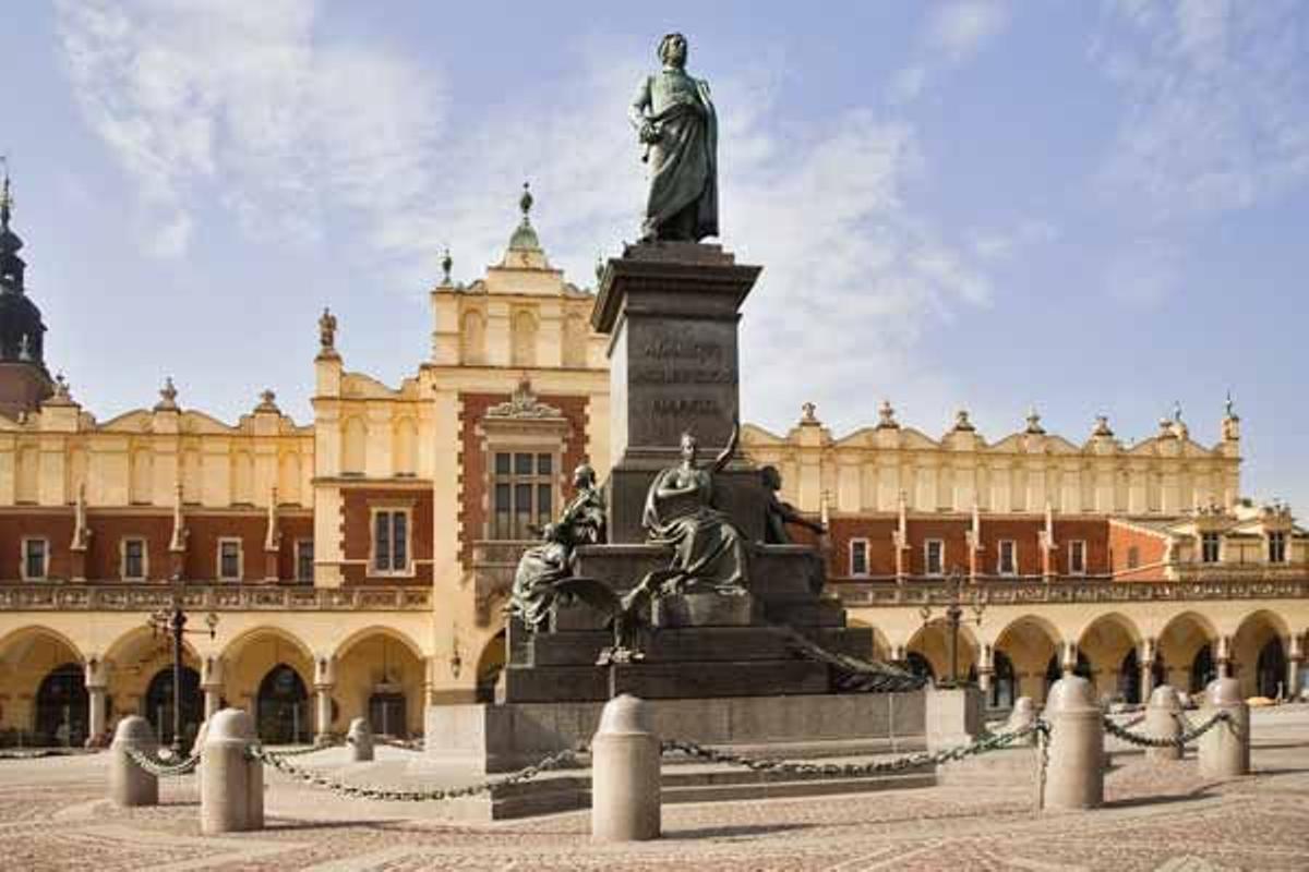 La estatua del poeta Adam Mickiewicz se encuentra en la Plaza del Mercado, cerca de la Real Fábrica de Tapices, en la Ciudad Vieja.